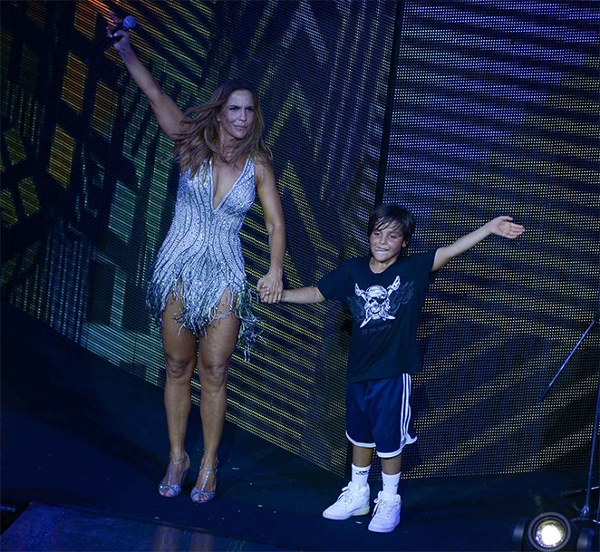 Filho de Ivete Sangalo encanta fãs ao participar de show