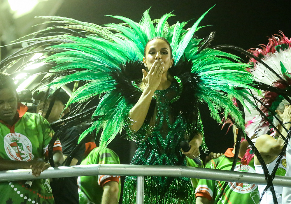 Ivete Sangalo mandando beijo para o público