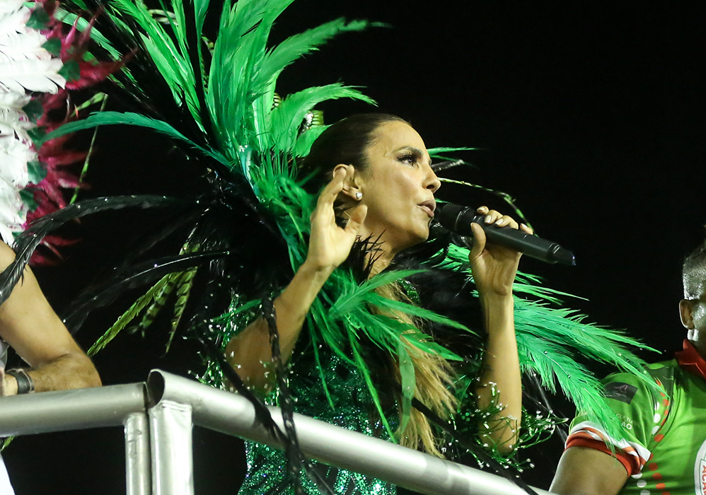 Ivete Sangalo soltando a voz no carro da escola