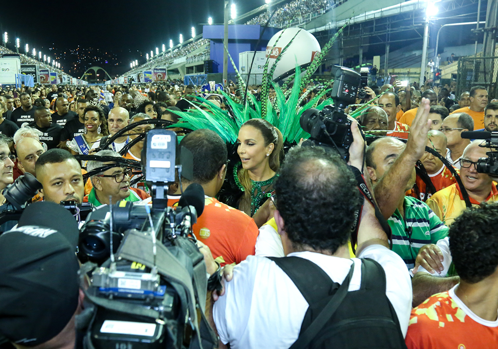 Ivete Sangalo cercada pela imprensa