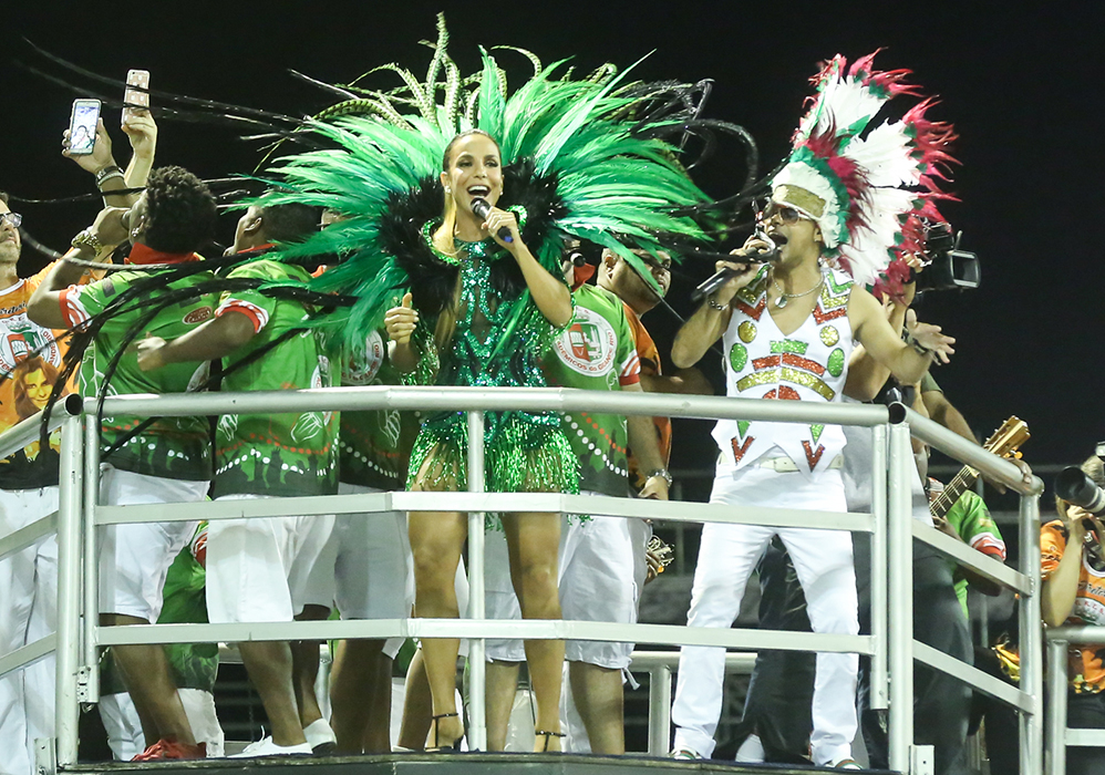 Ivete Sangalo antando no carro alegorico