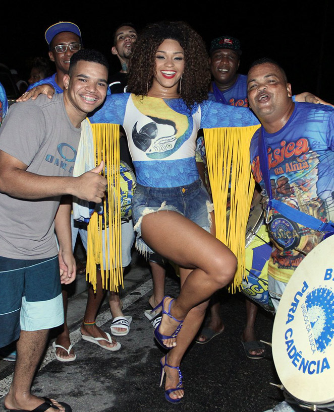 De shortinho curto, Juliana Alves cai no samba no Rio