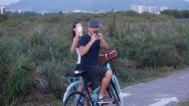 O casal brincou com os fotógrafos