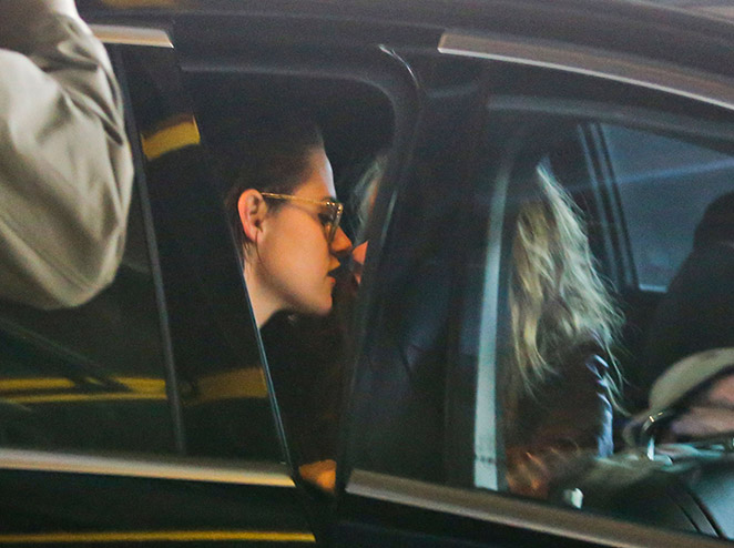 Kristen Stewart e Stella Maxwell trocam beijos em aeroporto