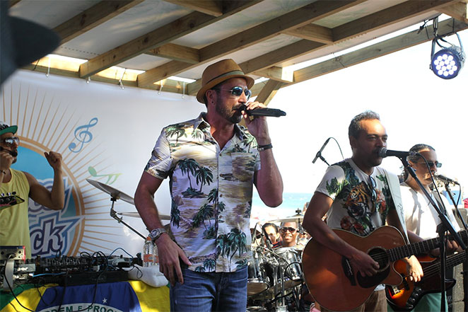 Latino canta em quiosque na praia do Pepê 