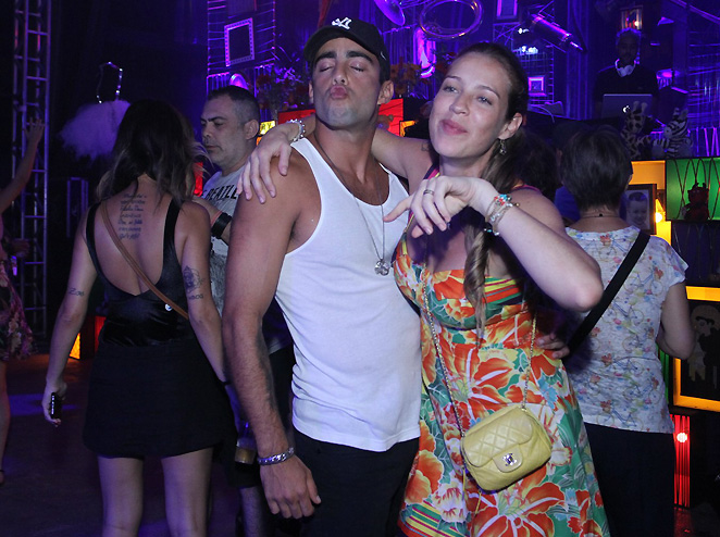 Animada, Luana Piovani curte noite com Pedro Scooby, no Rio