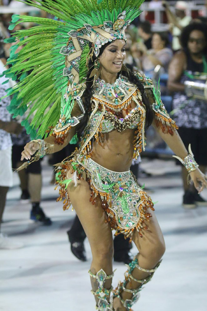 Vestida de índia, Milena Nogueira surpreende no ensaio do Império Serrano