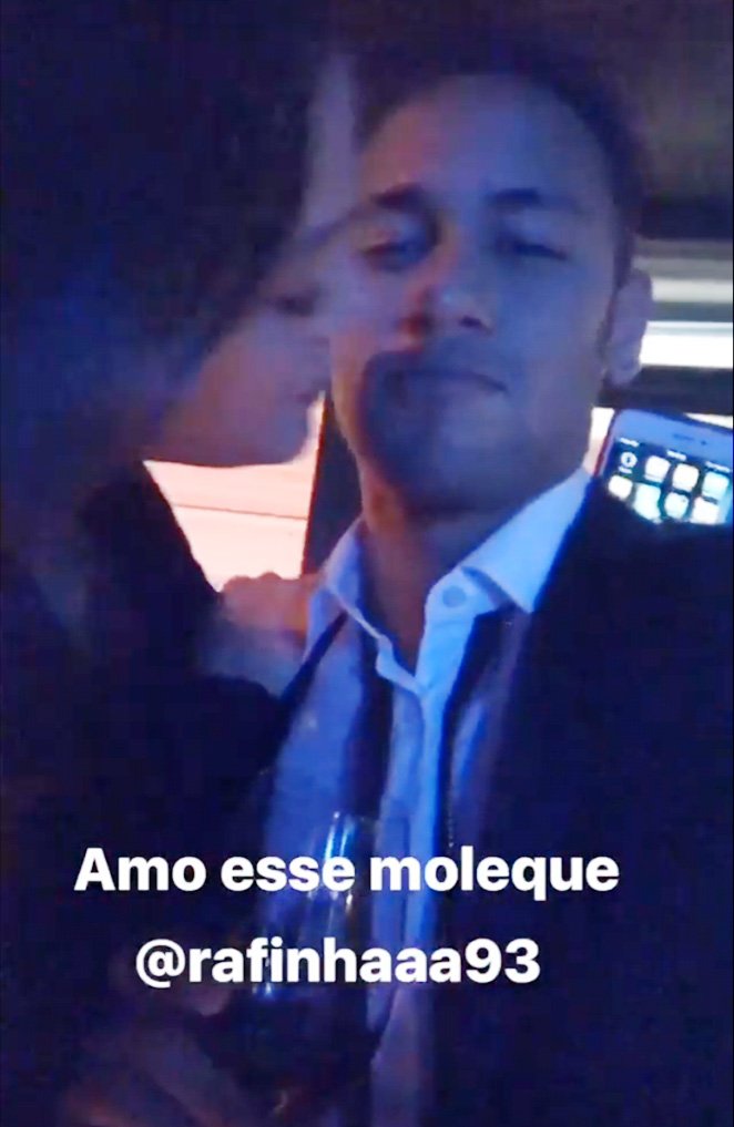 Bruna Marquezine e Neymar Jr. trocam beijinho fofo. Veja!