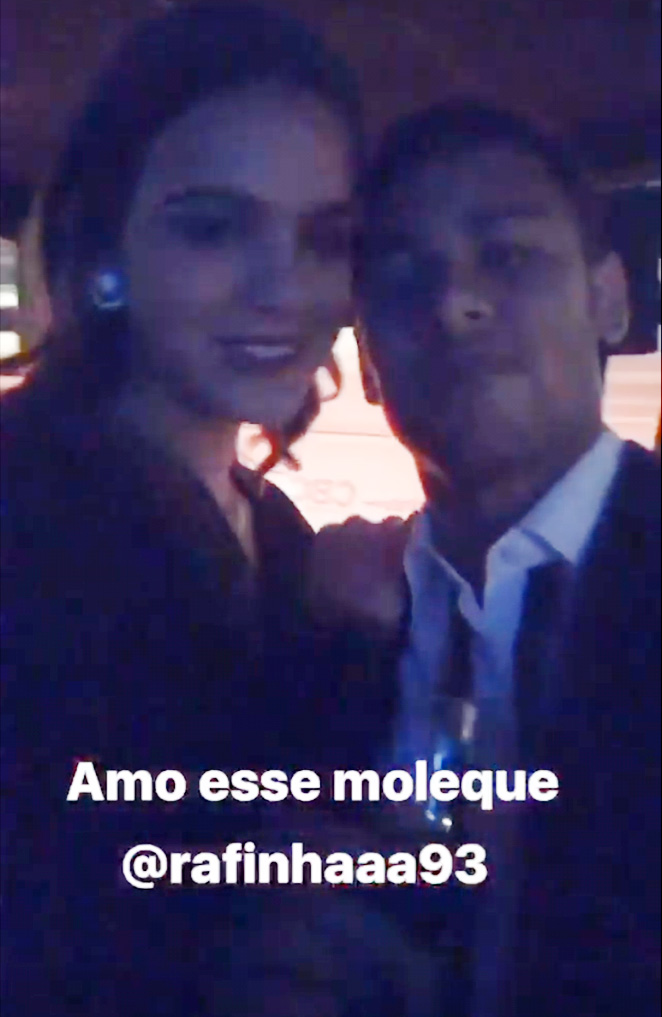 Bruna Marquezine e Neymar Jr. trocam beijinho fofo. Veja!