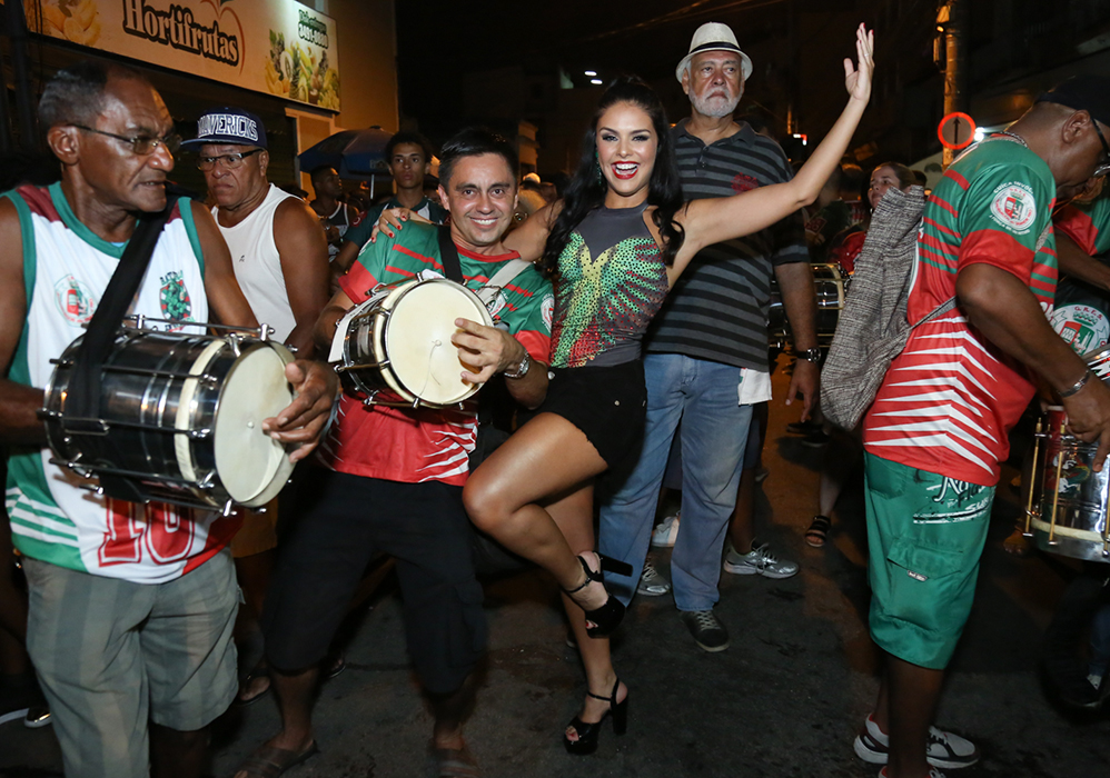 Paloma Bernardi arrasa no samba em ensaio da Grande Rio