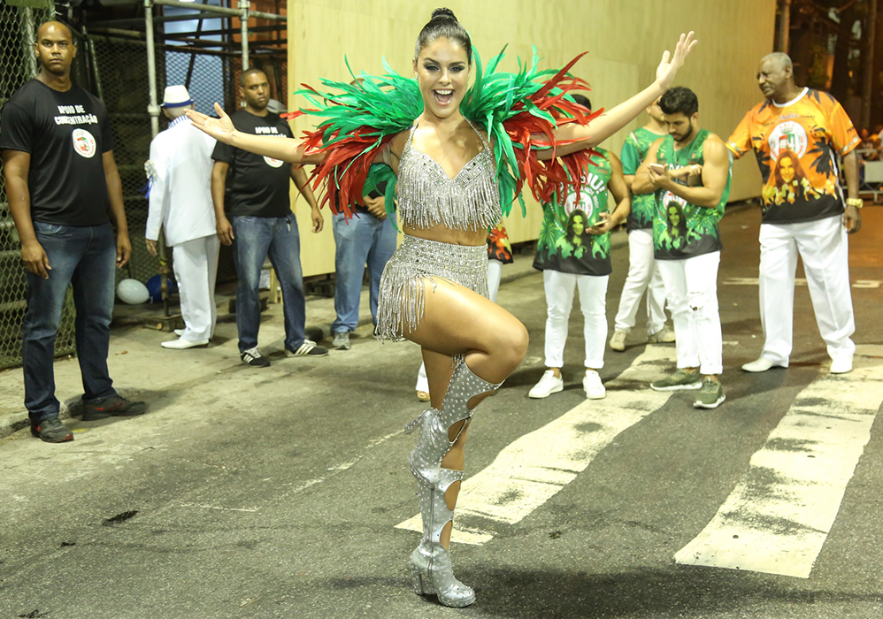 Paloma Bernardi posando para foto