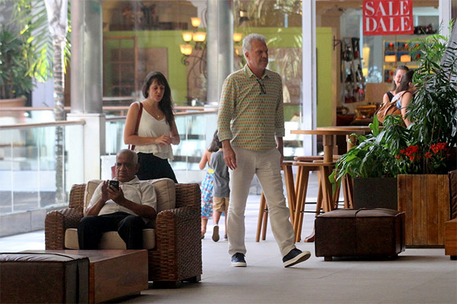 Pedro Bial esbanja tranquilidade durante passeio em shopping