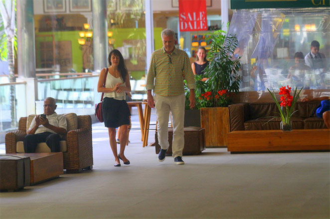 Pedro Bial esbanja tranquilidade durante passeio em shopping