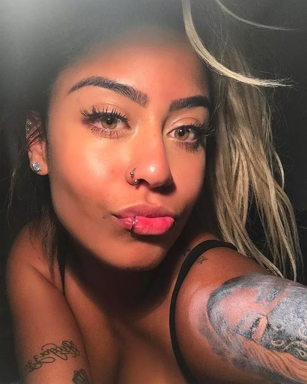 Irmã de Neymar, Rafaella Santos, faz tatuagem do próprio rosto no braço