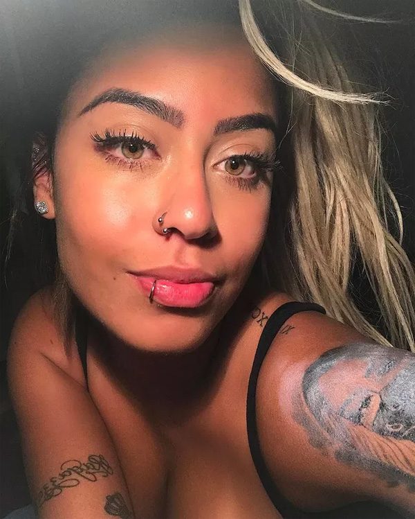 Irmã de Neymar, Rafaella Santos, faz tatuagem do próprio rosto no braço