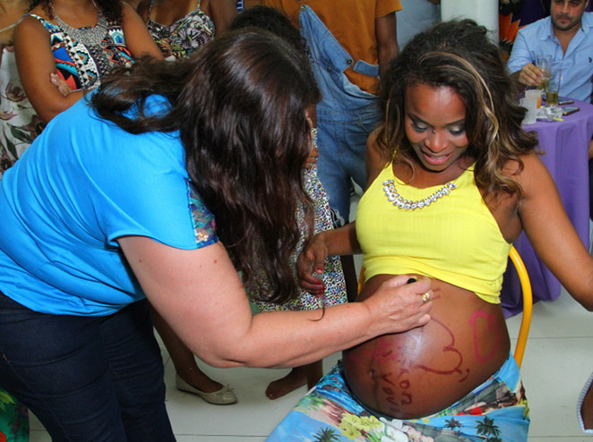 Roberta Rodrigues exibe barrigão de grávida em chá de bebê, no Rio