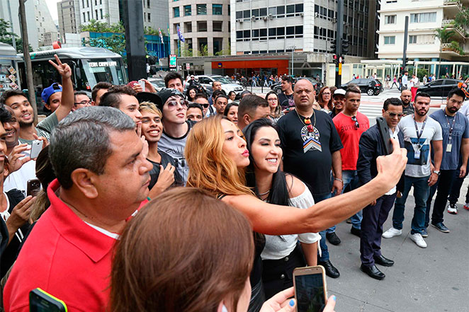 Sabrina Sato esbanja estilo e causa tumulto na Av.Paulista, em São Paulo