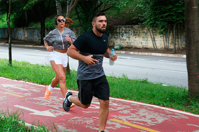 Sabrina Sato começa a semana malhando