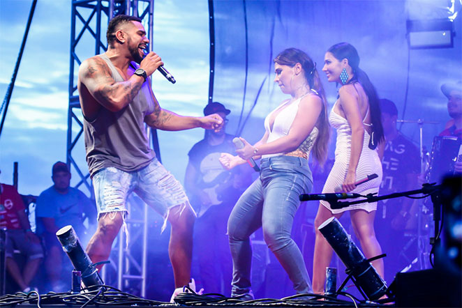 Com decotão, Simone e Simaria cantam em São Paulo