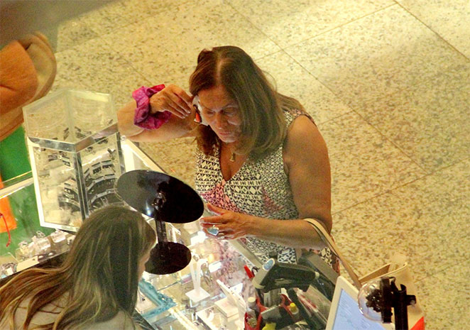 Simpática, Susana Viera faz compras em shopping carioca 