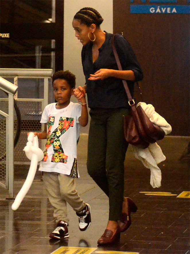  Com penteado estiloso, Taís Araújo e Lázaro Ramos passeiam no shopping com seus filhos