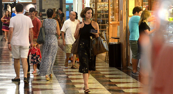  Sozinha, Vanessa Gerbelli faz compras em shopping carioca