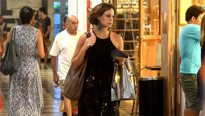  Sozinha, Vanessa Gerbelli faz compras em shopping carioca