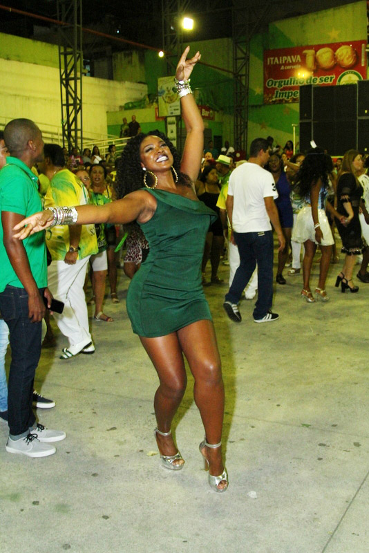 De vestidinho justo, Cris Vianna curte noite de samba no Rio