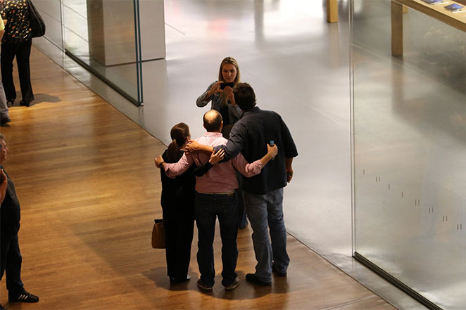 De braços dados, Léo Chaves e a esposa passeiam por shopping