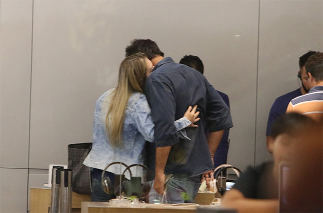 De braços dados, Léo Chaves e a esposa passeiam por shopping