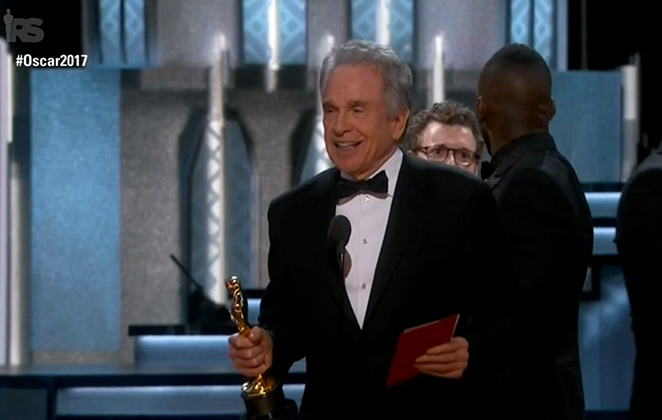 O apresentador Warren Beatty fez confusão ao ler o nome do vencedor.
