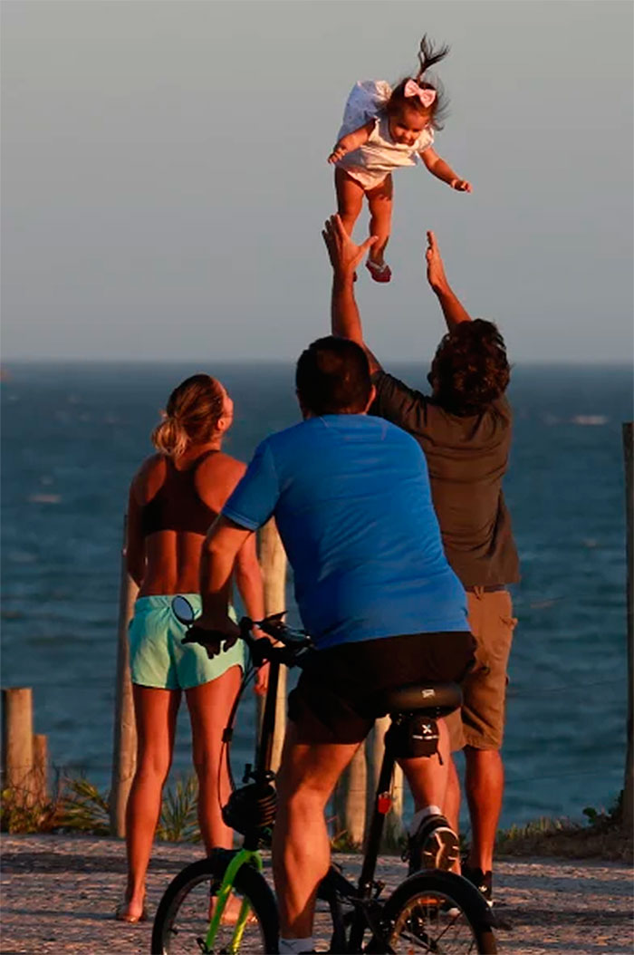 Hugo Moura brincando com Maria Flor