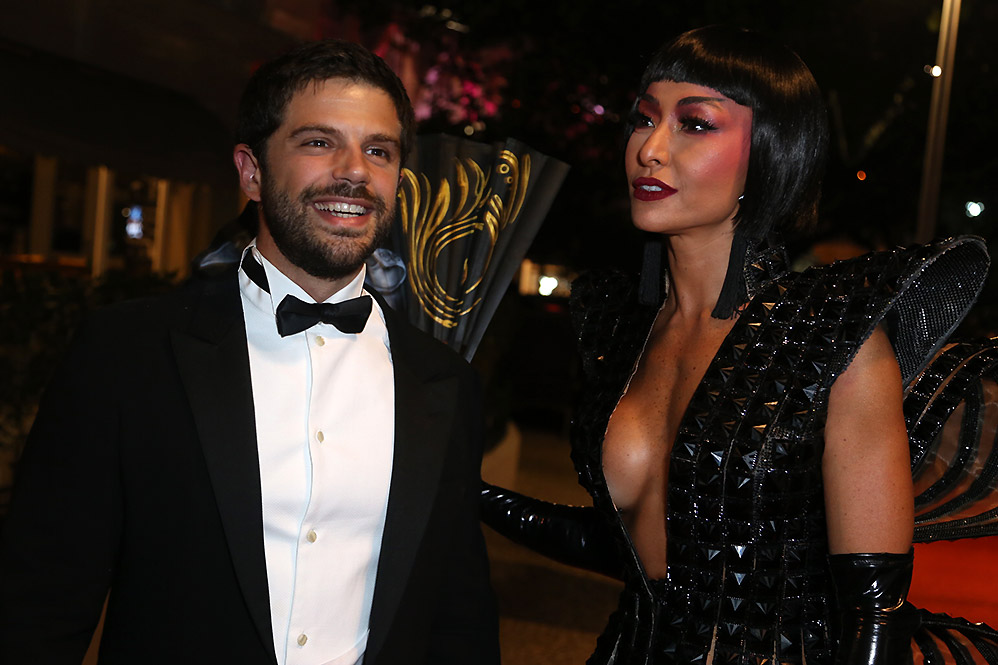 Casal já chegou no Baile do Copa posando para fotos, em clima de total sintonia