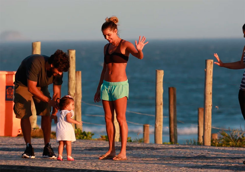 A família aproveitou para se exercitar na orla carioca