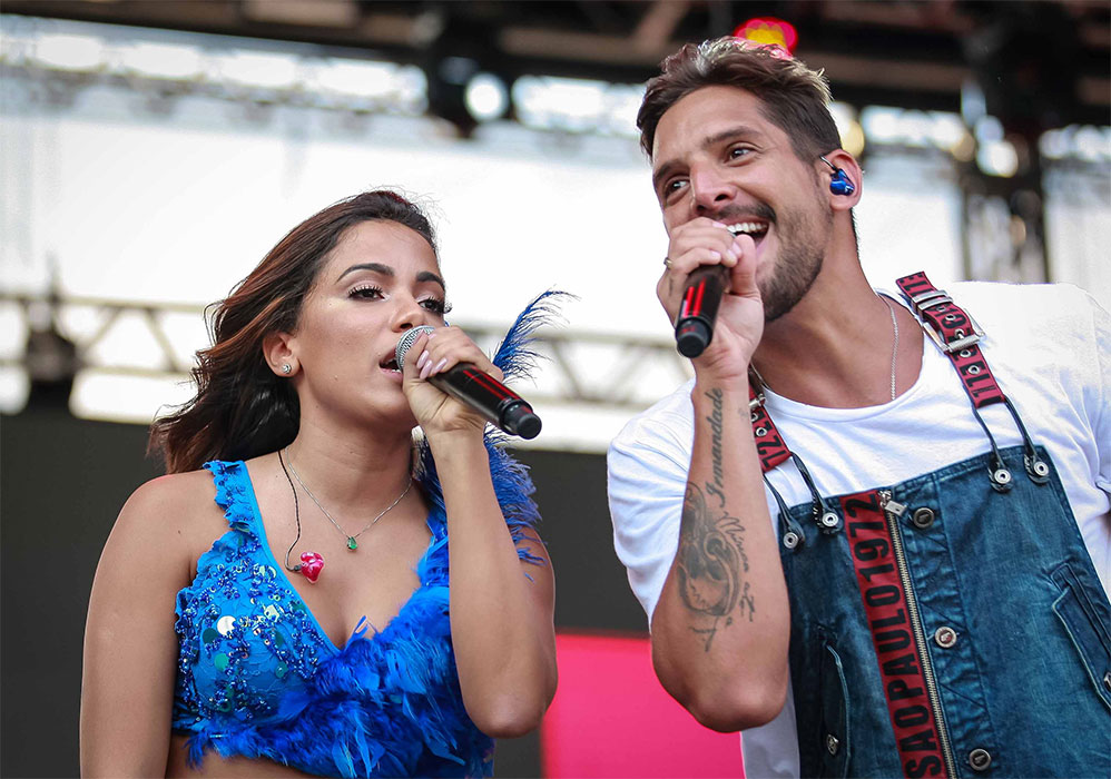 Lado a lado, a cantora e Felipe Pezzoni, vocalista do grupo, soltaram a voz