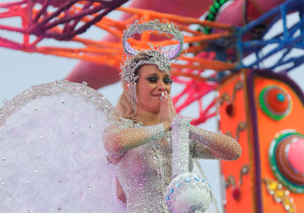 Luisa Mell se emociona em desfile da Águia de Ouro