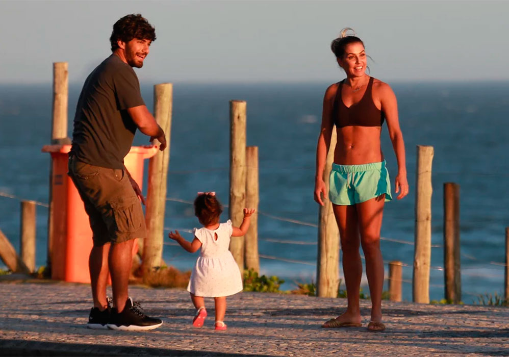 Deborah Secco e a família na orla carioca