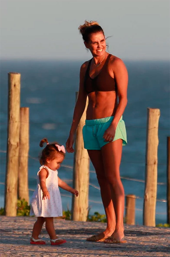 Deborah Secco e a filha Maria Flor