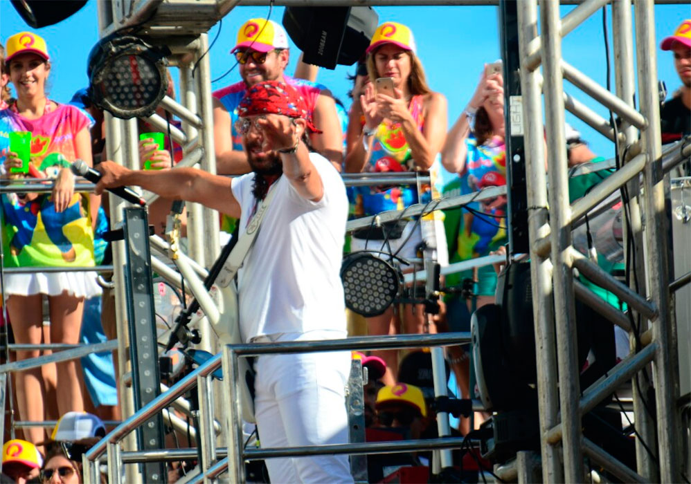 Bell Marques anima domingo de carnaval na bahia