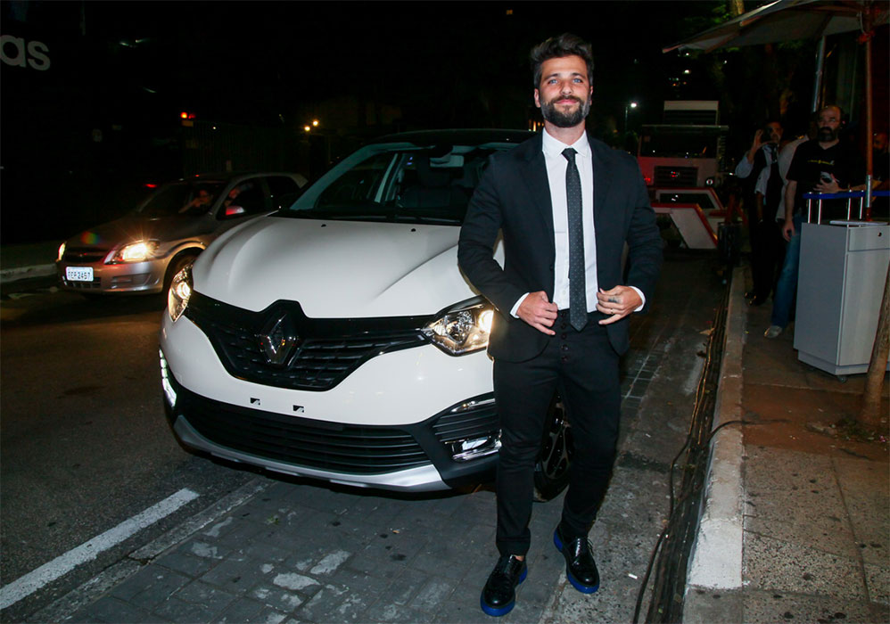 Bruno Gagliasso esbanjou elegância, durante a inauguração do espaço La Maison Renault