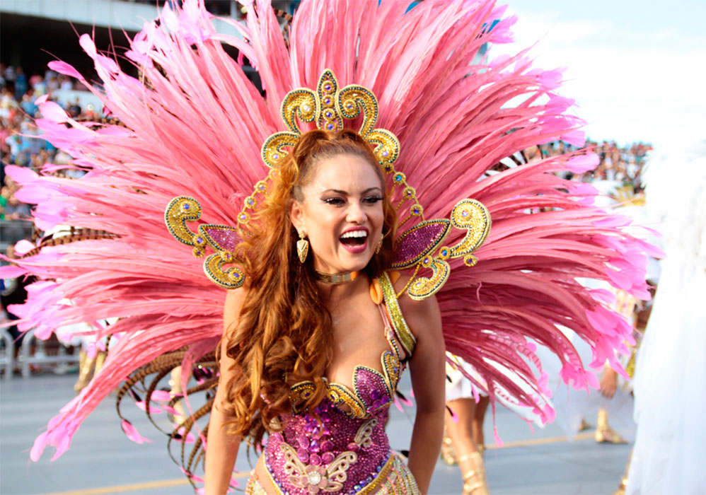 Rainha de bateria da escola, não esconde sua felicidade durante o desfile