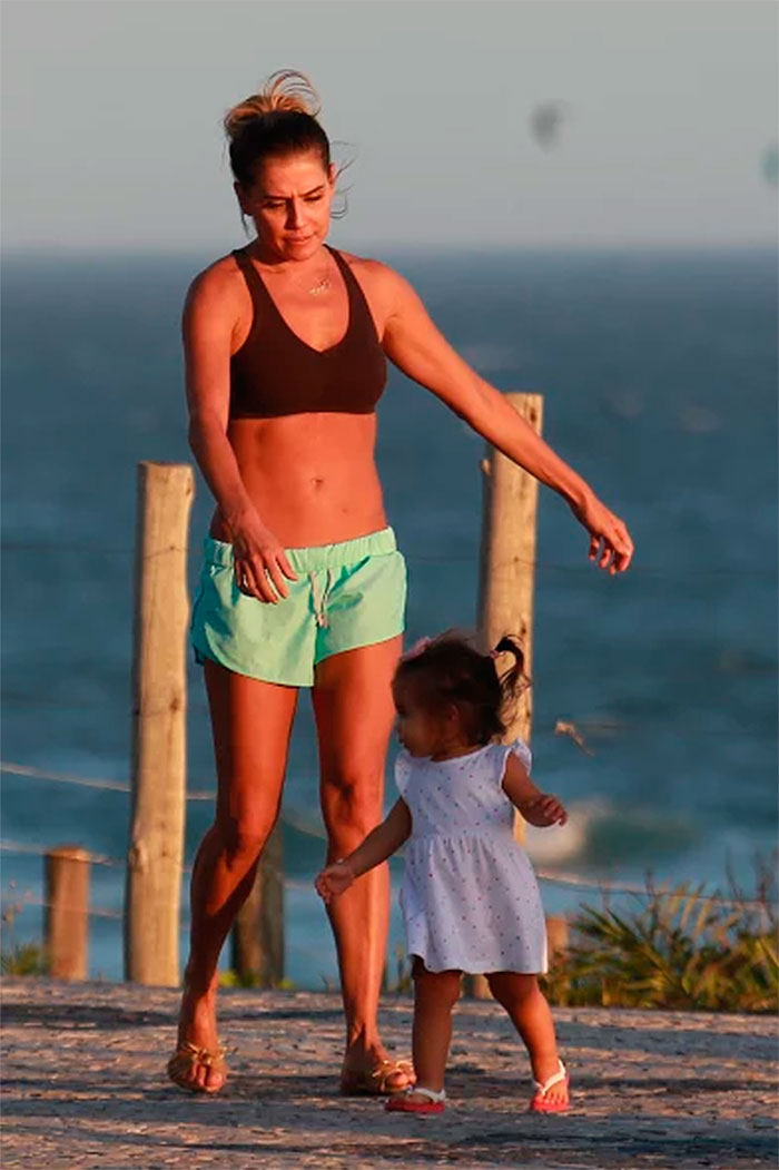 Deborah Secco e a filha Maria Flor