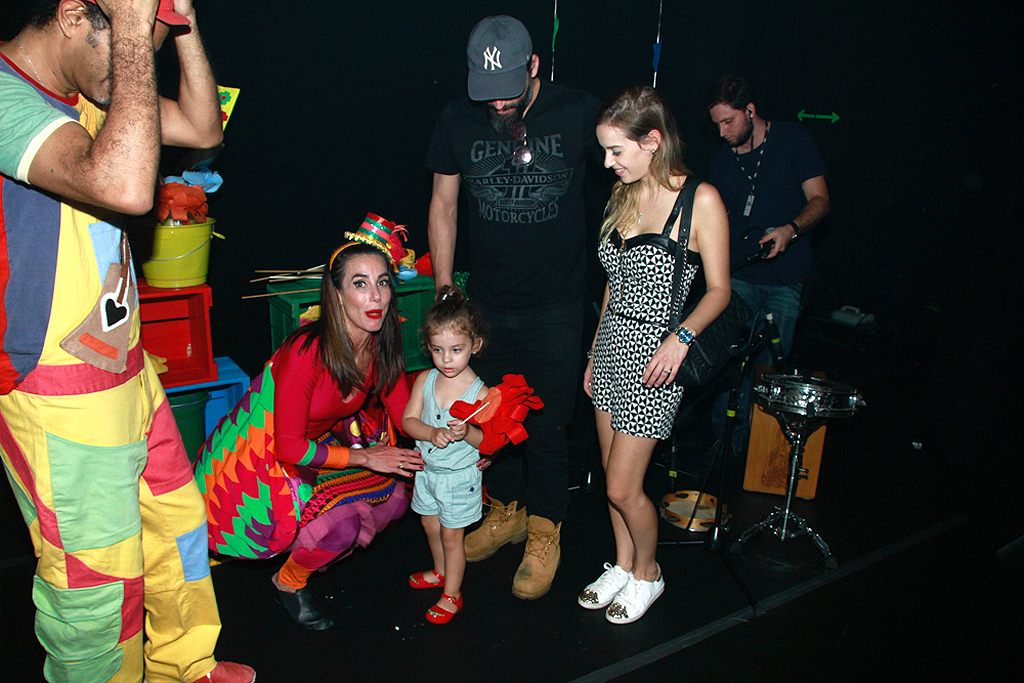 Henri Castelli leva filha e namorada à peça infantil em São Paulo