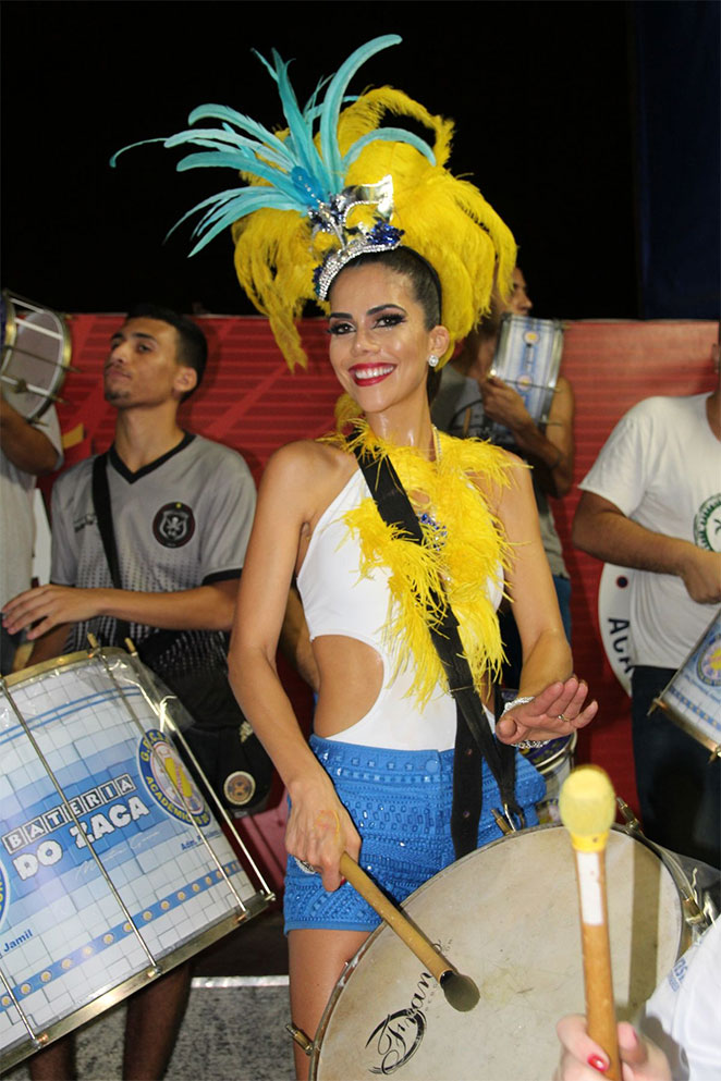 Daniela Albuquerque toca instrumento em ensaio de samba