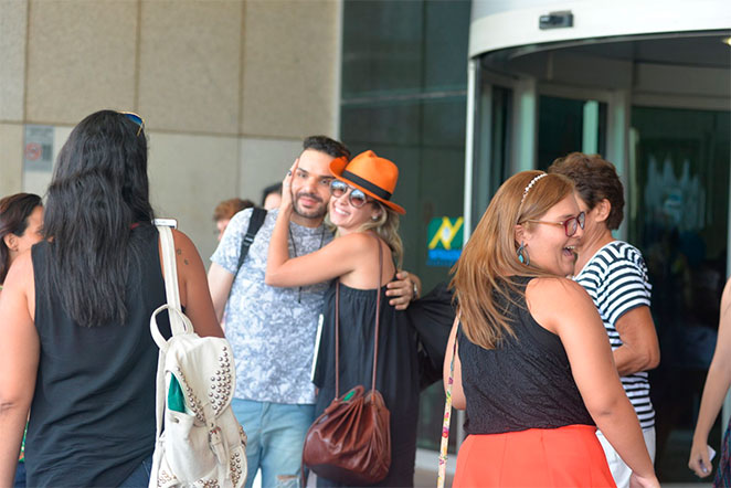 Ana Paula Renault é cercada por fãs em aeroporto