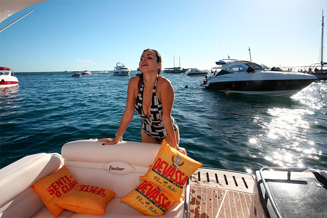 Ana Paula Renault se diverte e circula de barco durante o Carnaval de Salvador