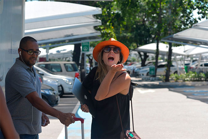Ana Paula Renault é cercada por fãs em aeroporto