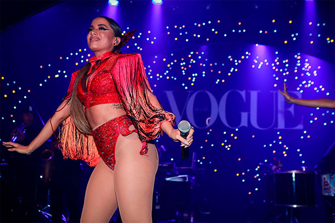 Anitta usa fio dental de R$ 16 mil em baile da Vogue