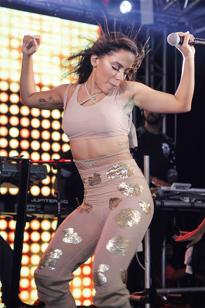 Anitta repete roupa usada no BBB17 em show no Guarujá