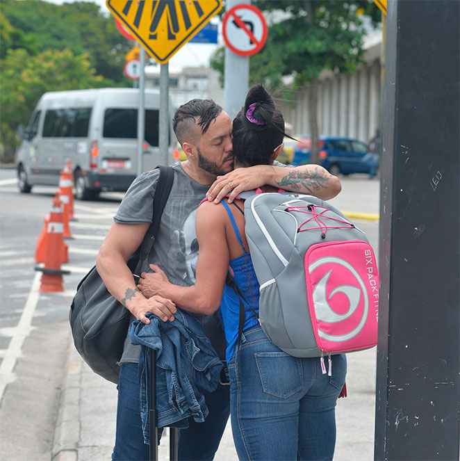 Belo e Gracyanne Barbosa se beijam na saída de aeroporto carioca